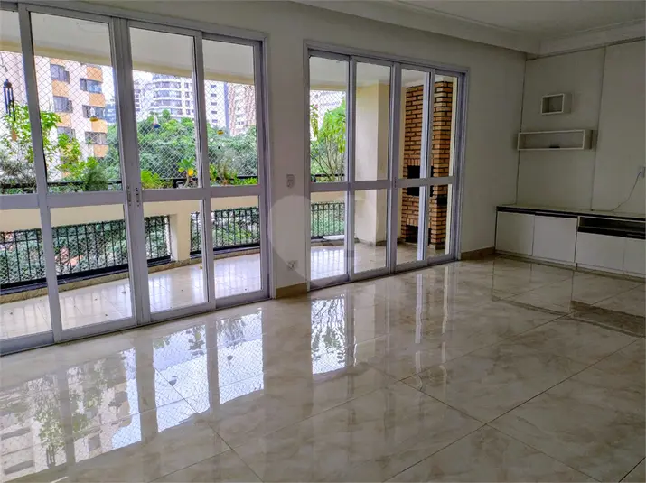 Apartamento com 3 quartos à venda ou para alugar em Moema – SP