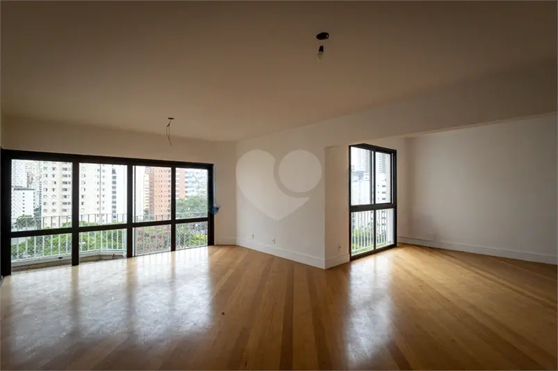Apartamento com 3 quartos para alugar em Moema – SP