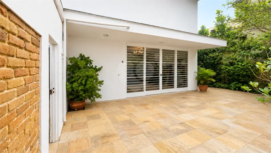Casa com 4 quartos à venda ou para alugar em Alto de Pinheiros – SP