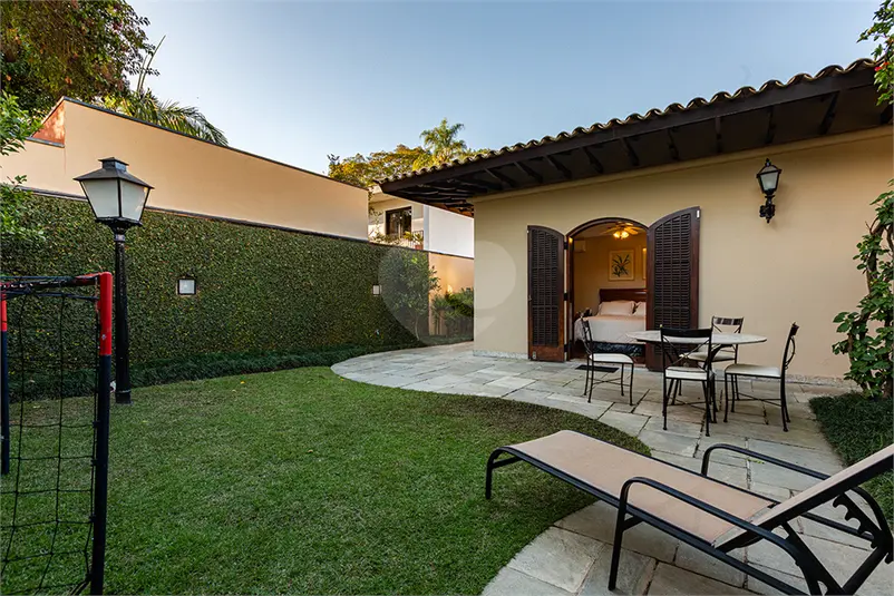 Casa térrea com 3 quartos à venda em Alto de Pinheiros – SP