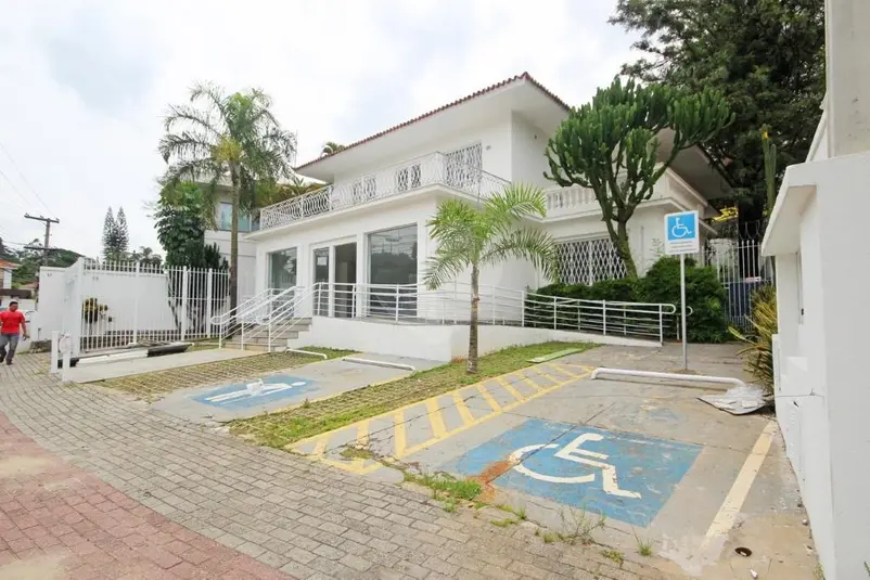 Prédio inteiro à venda ou para alugar em Pacaembú – SP