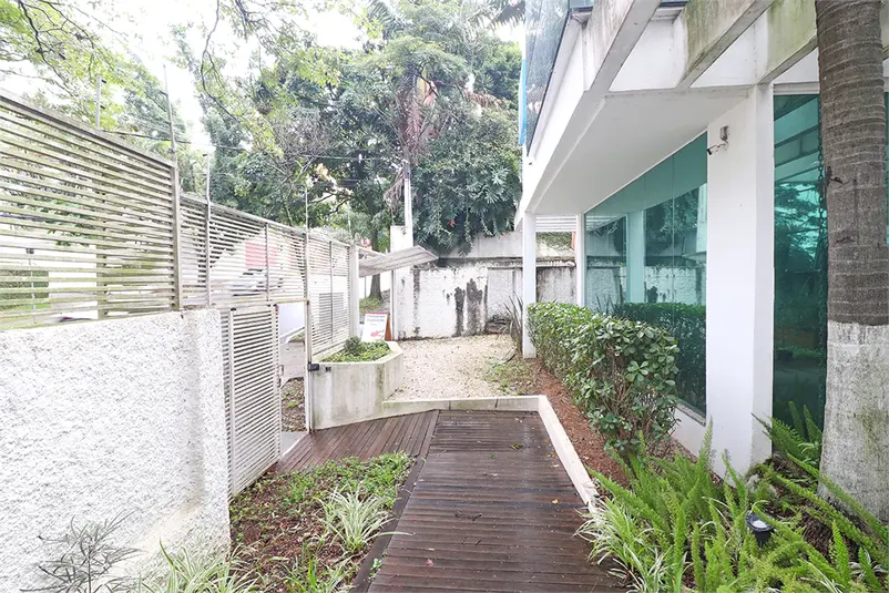 Prédio inteiro à venda em Alto de Pinheiros – SP