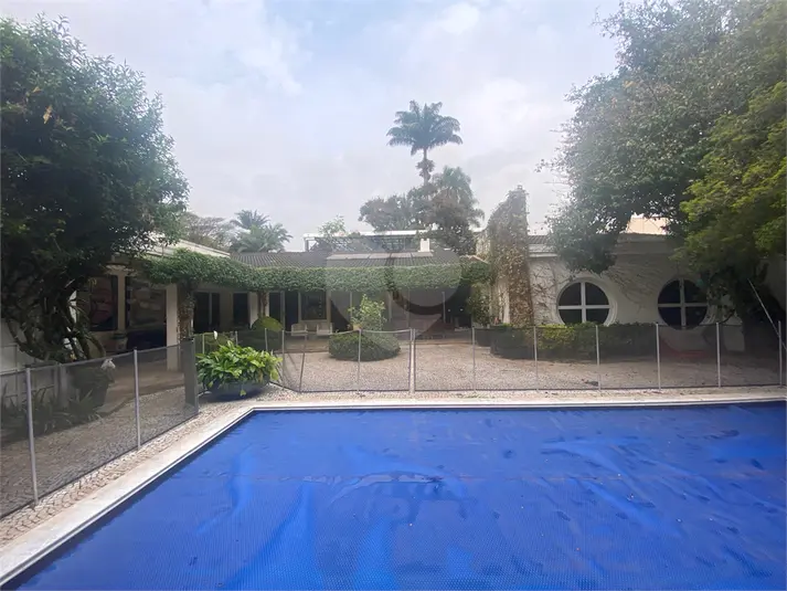 Casa térrea com 4 quartos à venda ou para alugar em Alto de Pinheiros – SP