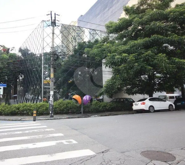Prédio inteiro à venda ou para alugar em Bela Vista – SP