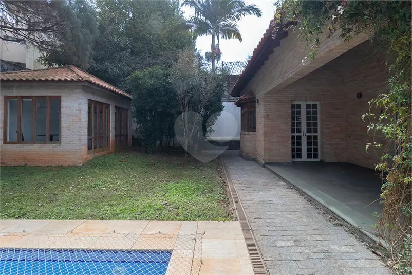 Casa térrea com 3 quartos à venda em Alto de Pinheiros – SP