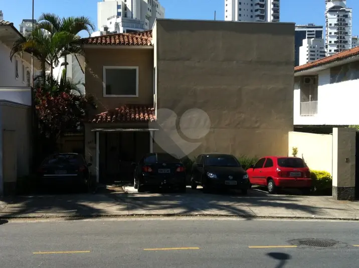 Sobrado à venda em Pacaembú – SP