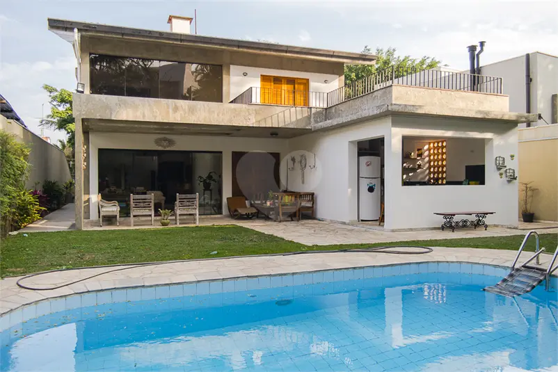 Sobrado com 4 quartos à venda em Alto de Pinheiros – SP