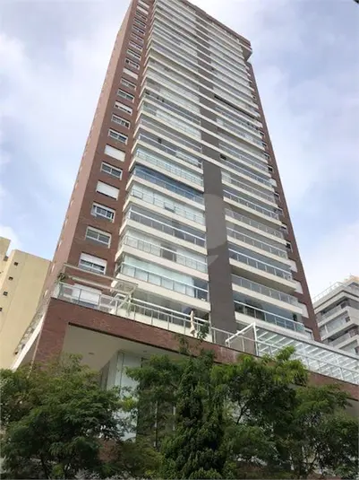 Apartamento com 3 quartos para alugar em Moema – SP