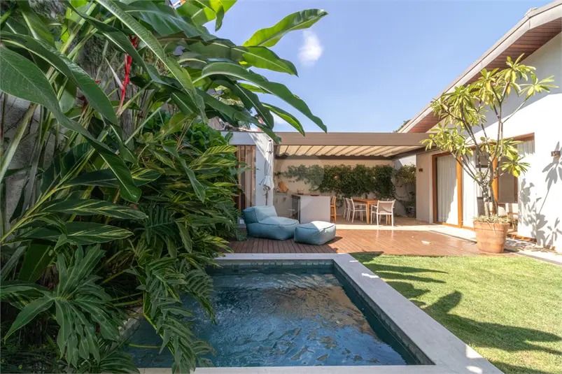 Casa térrea com 3 quartos à venda ou para alugar em Alto de Pinheiros – SP