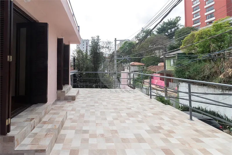 Sobrado com 3 quartos para alugar em Alto de Pinheiros – SP