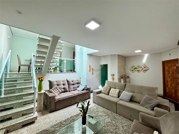 Casa com 6 quartos à venda ou para alugar em Vila Galvão – SP