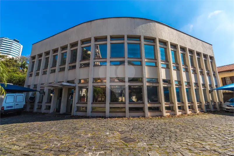 Prédio inteiro à venda ou para alugar em Pacaembú – SP