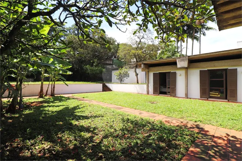 Casa térrea com 4 quartos à venda em Alto de Pinheiros – SP