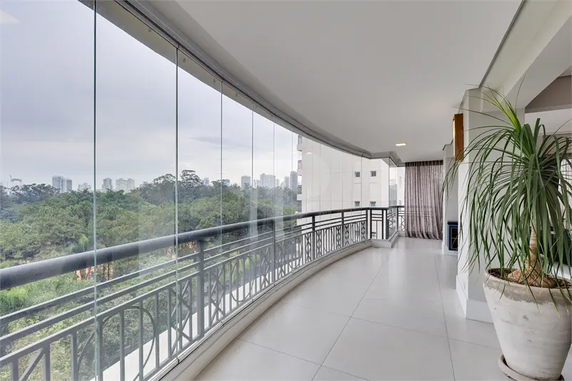 Apartamento com 4 quartos para alugar em Granja Julieta – SP