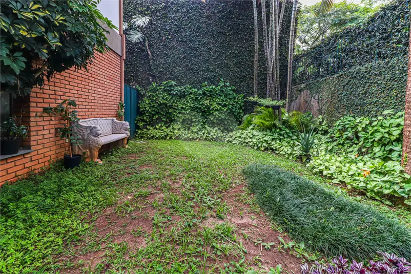 Sobrado com 4 quartos à venda em Alto de Pinheiros – SP