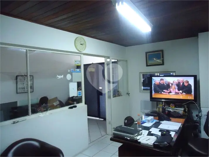 Prédio inteiro à venda em Pari – SP