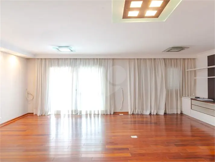 Apartamento com 3 quartos para alugar em Vila Mariana – SP