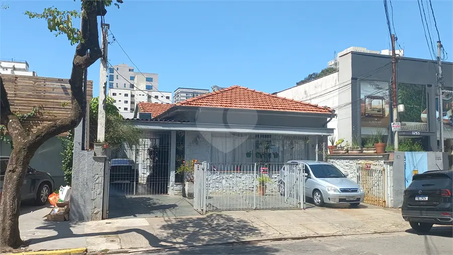 Casa térrea com 4 quartos à venda ou para alugar em Moema – SP