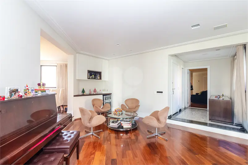 Apartamento com 4 quartos para alugar em Moema – SP