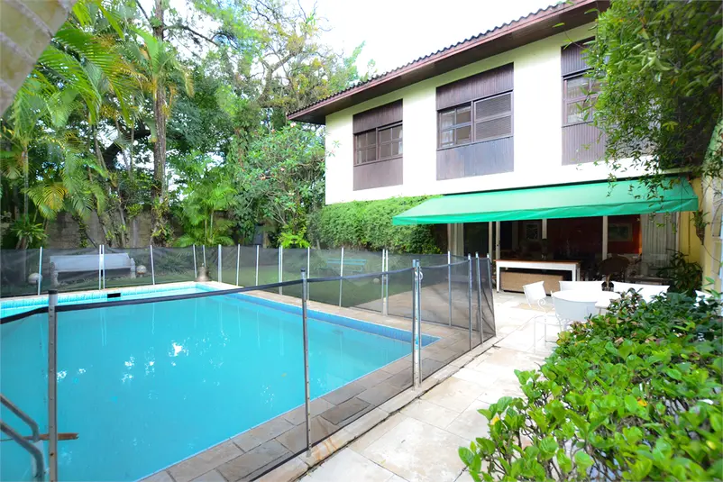 Casa com 4 quartos à venda ou para alugar em Alto de Pinheiros – SP