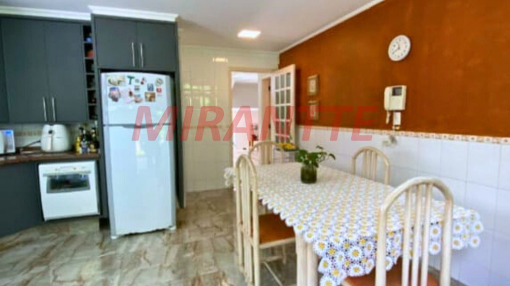 Sobrado de 288m² com 4 quartos em Jardim Ibiratiba
