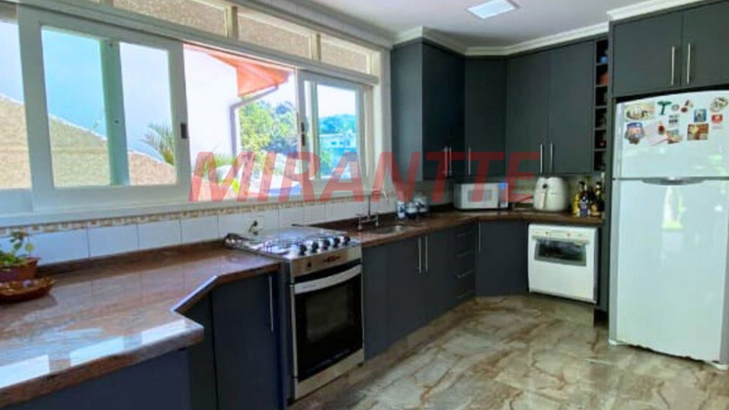Sobrado de 288m² com 4 quartos em Jardim Ibiratiba