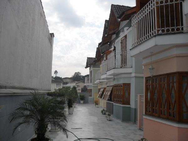 Cond. fechado de 218m² com 3 quartos em Jardim França