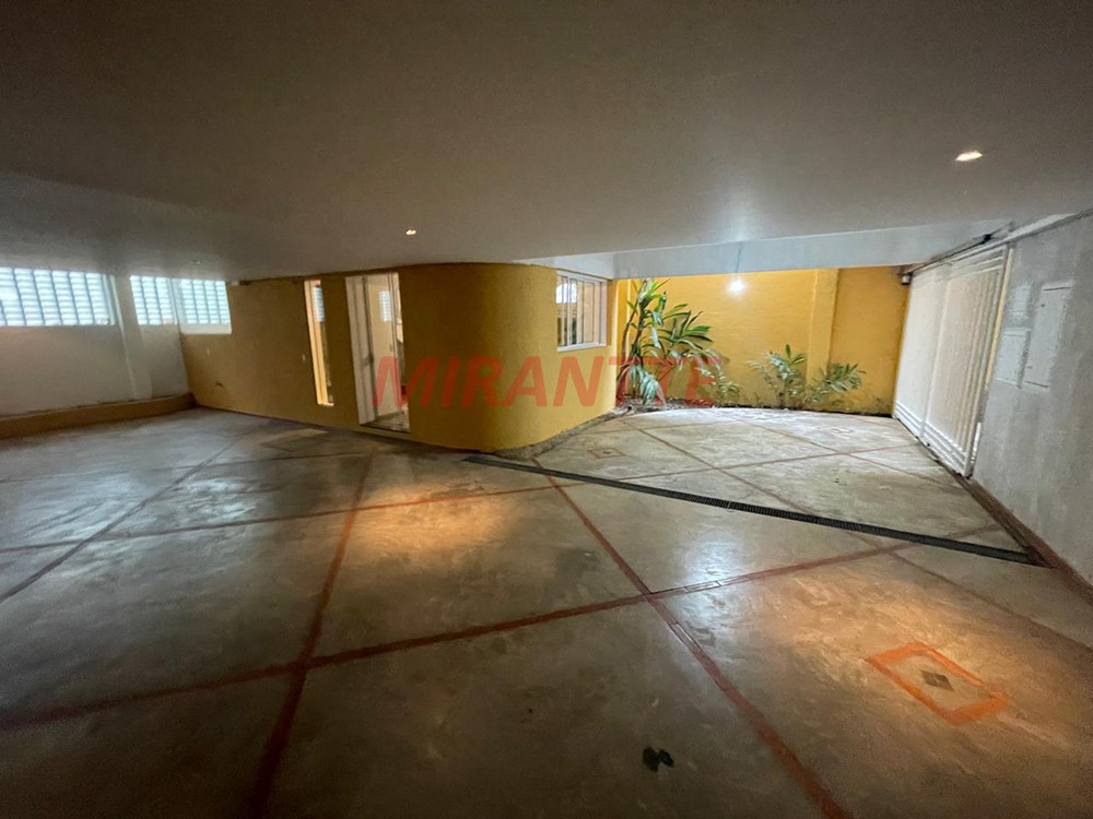 Cond. fechado de 500m² com 4 quartos em Água Fria