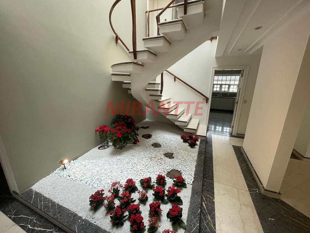 Cond. fechado de 500m² com 4 quartos em Água Fria