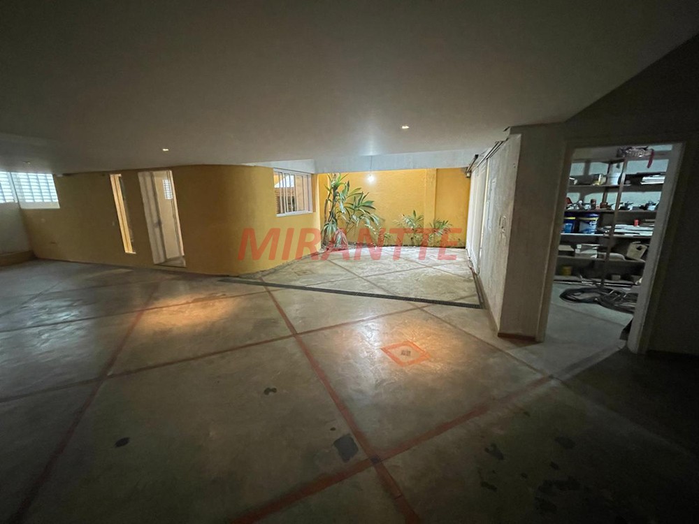 Cond. fechado de 500m² com 4 quartos em Água Fria