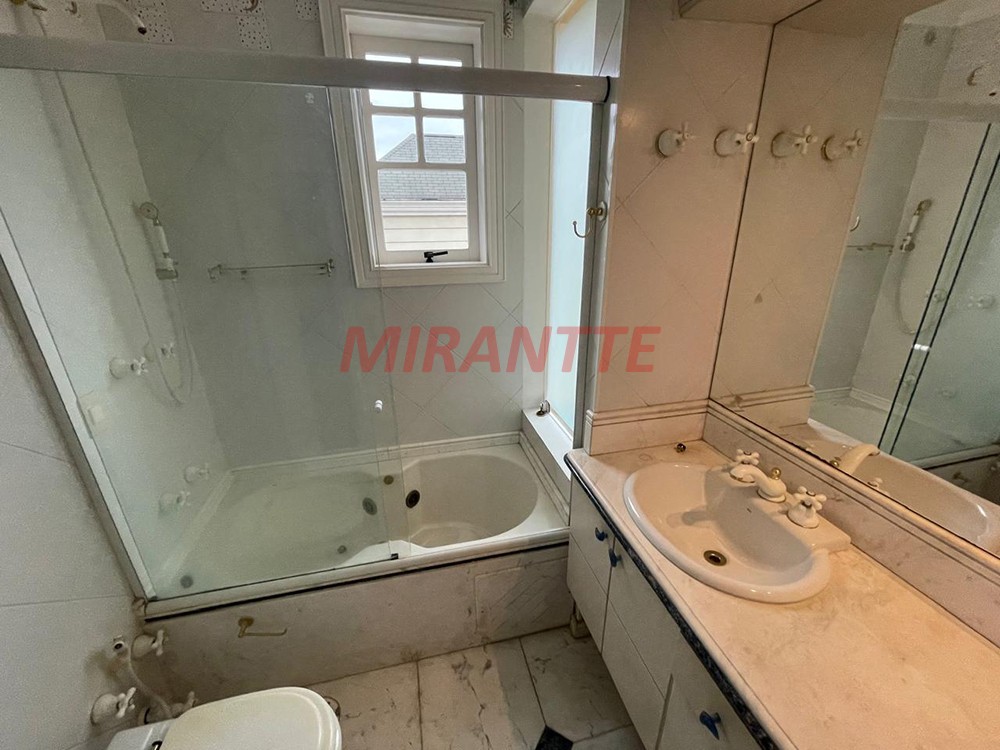 Cond. fechado de 500m² com 4 quartos em Água Fria