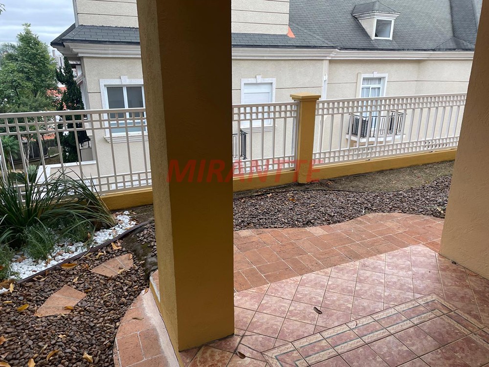 Cond. fechado de 500m² com 4 quartos em Água Fria