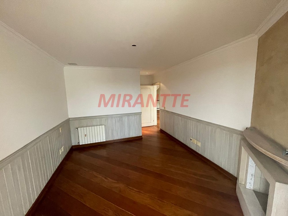 Cond. fechado de 500m² com 4 quartos em Água Fria
