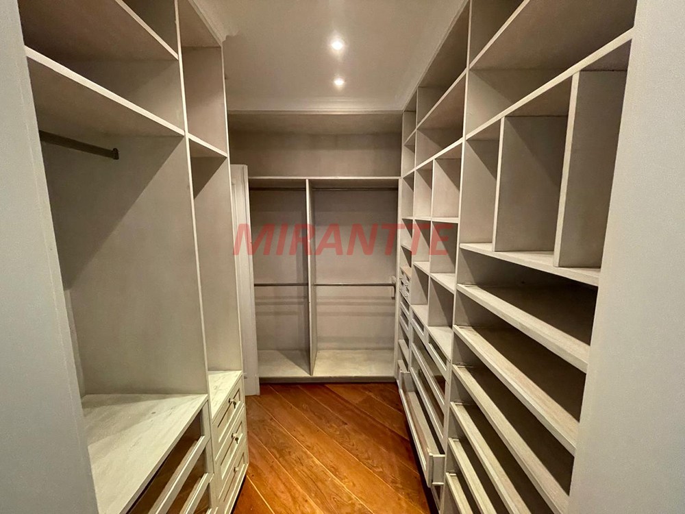 Cond. fechado de 500m² com 4 quartos em Água Fria