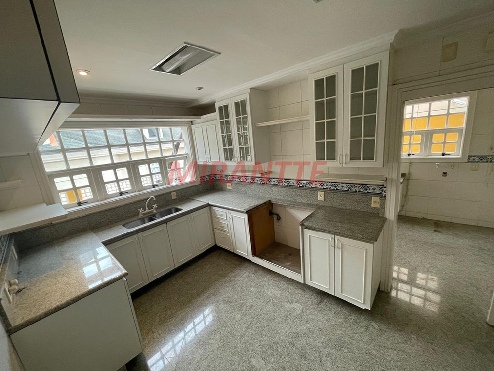 Cond. fechado de 500m² com 4 quartos em Água Fria