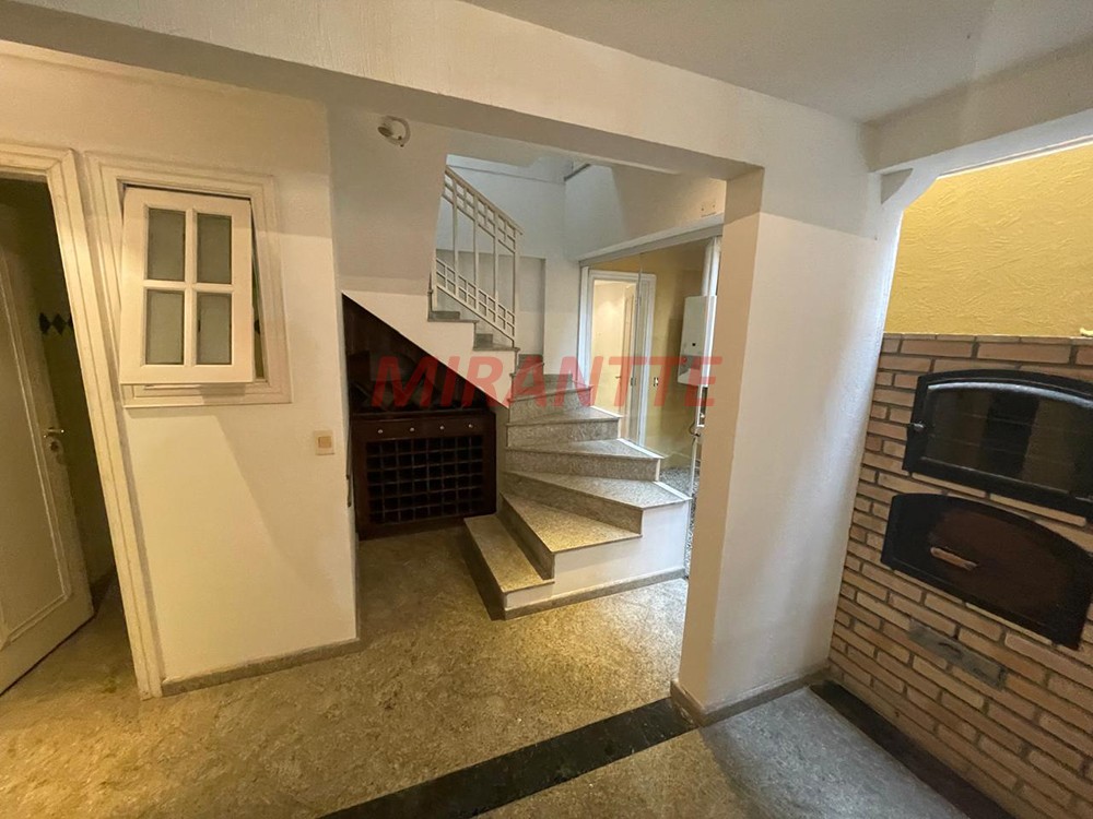 Cond. fechado de 500m² com 4 quartos em Água Fria