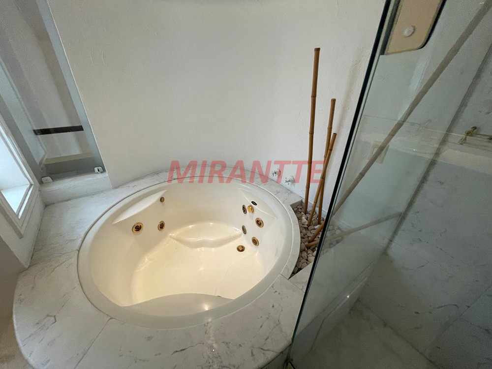 Cond. fechado de 500m² com 4 quartos em Água Fria