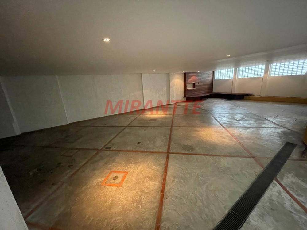 Cond. fechado de 500m² com 4 quartos em Água Fria