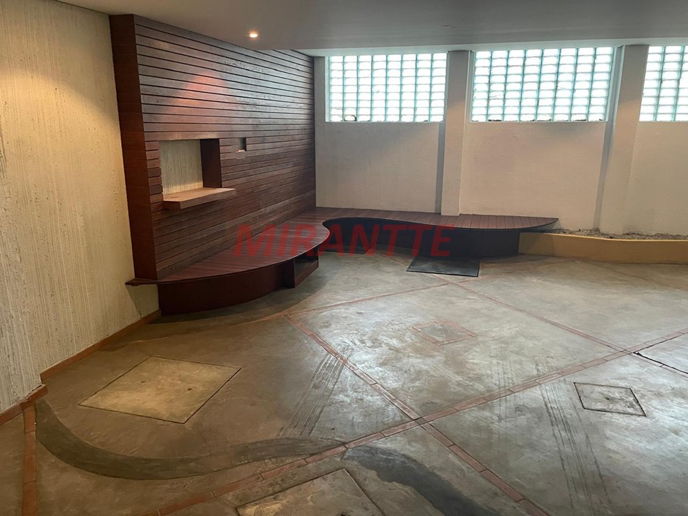 Cond. fechado de 500m² com 4 quartos em Água Fria