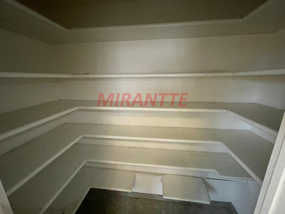 Cond. fechado de 500m² com 4 quartos em Água Fria