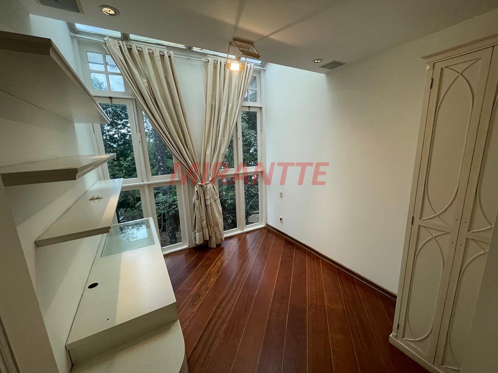 Cond. fechado de 500m² com 4 quartos em Água Fria