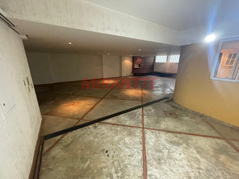 Cond. fechado de 500m² com 4 quartos em Água Fria
