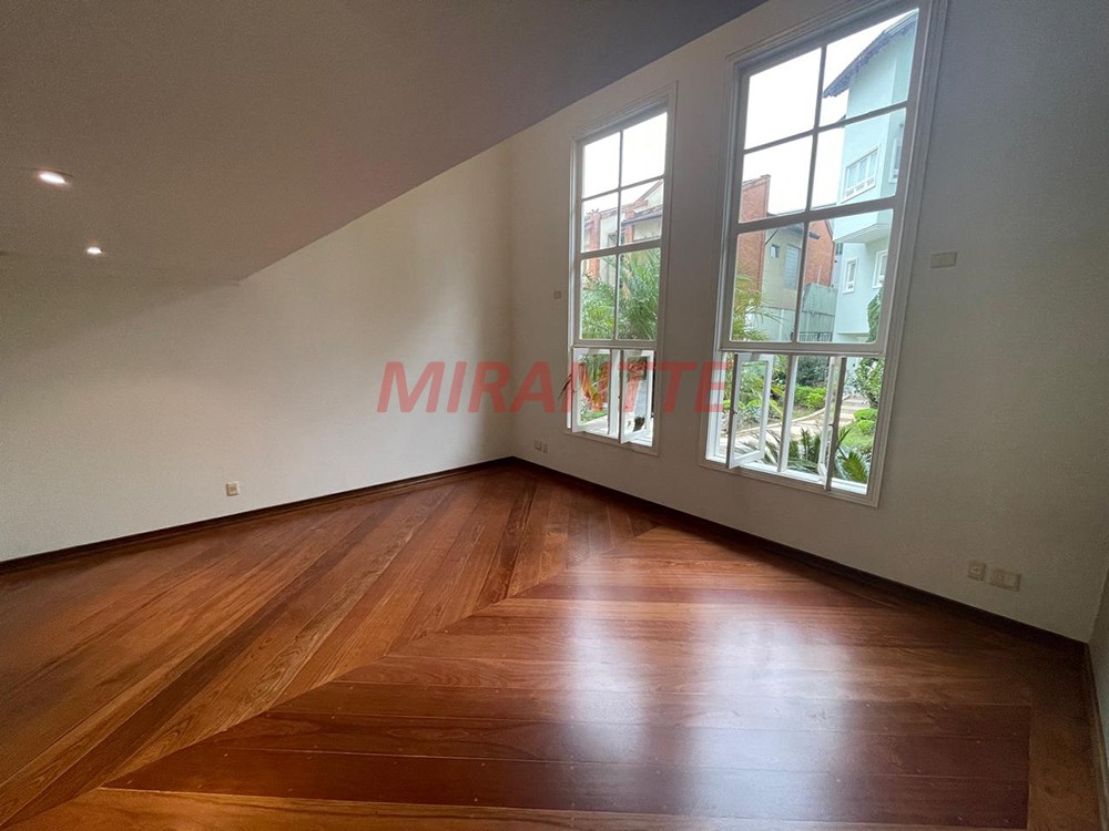 Cond. fechado de 500m² com 4 quartos em Água Fria