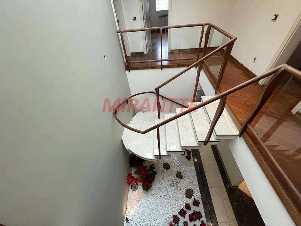 Cond. fechado de 500m² com 4 quartos em Água Fria