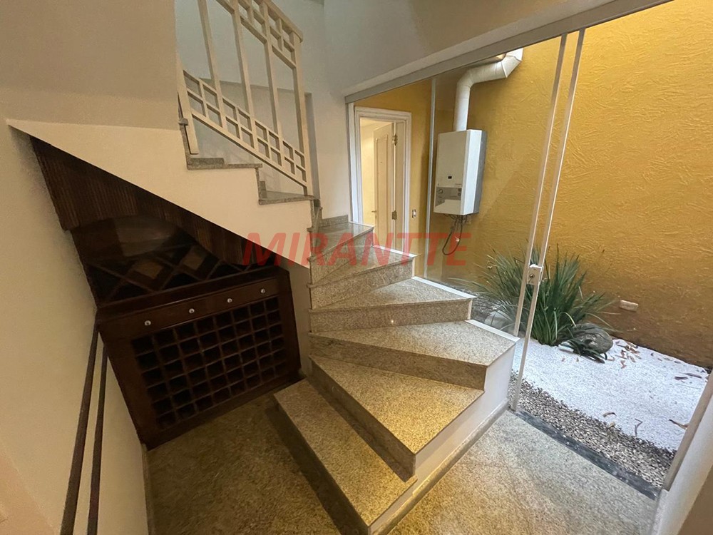 Cond. fechado de 500m² com 4 quartos em Água Fria