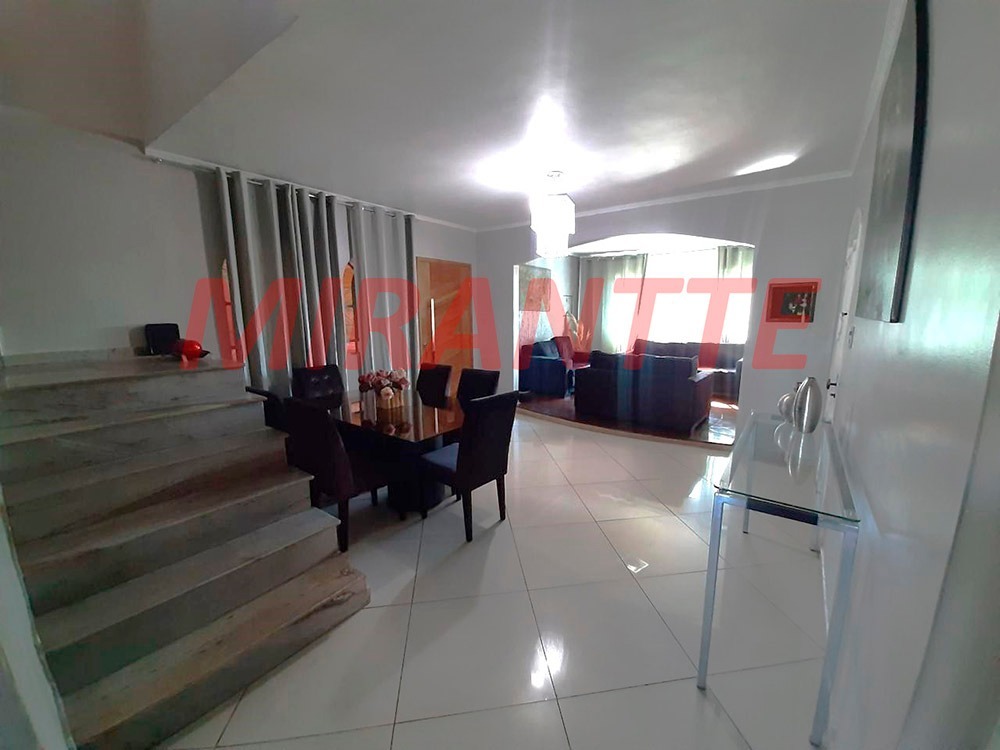 Sobrado de 259m² com 4 quartos em Jardim Guapíra