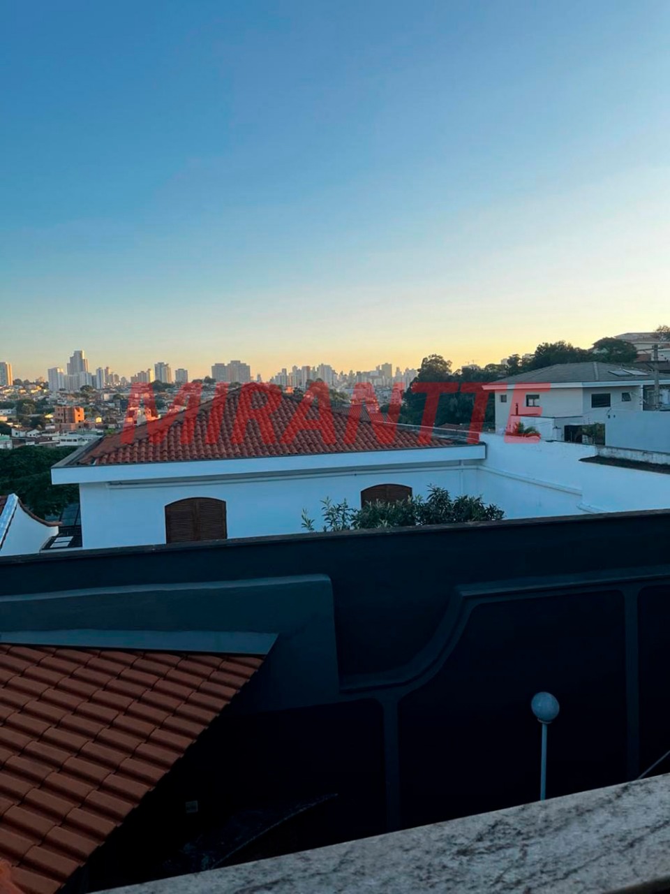 Sobrado de 259m² com 4 quartos em Jardim Guapíra
