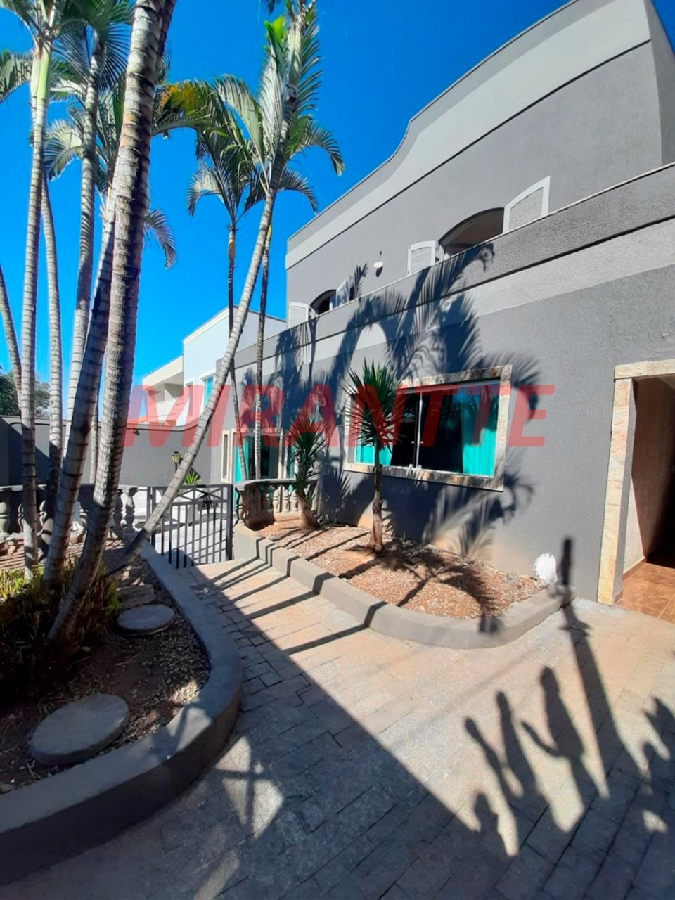 Sobrado de 259m² com 4 quartos em Jardim Guapíra
