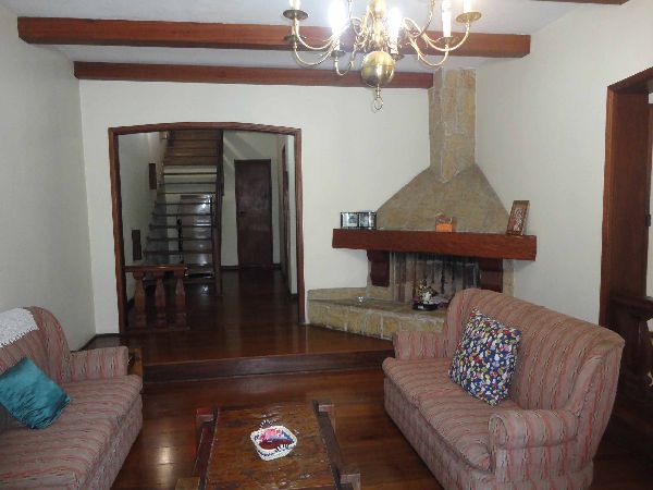 Sobrado de 320m² com 3 quartos em Jardim Entre Serras