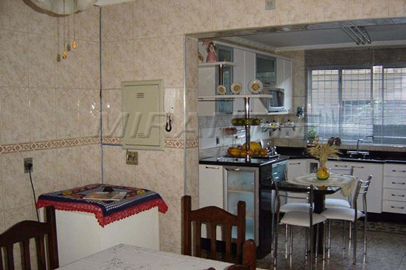 Sobrado de 650m² com 4 quartos em Vila Amalia
